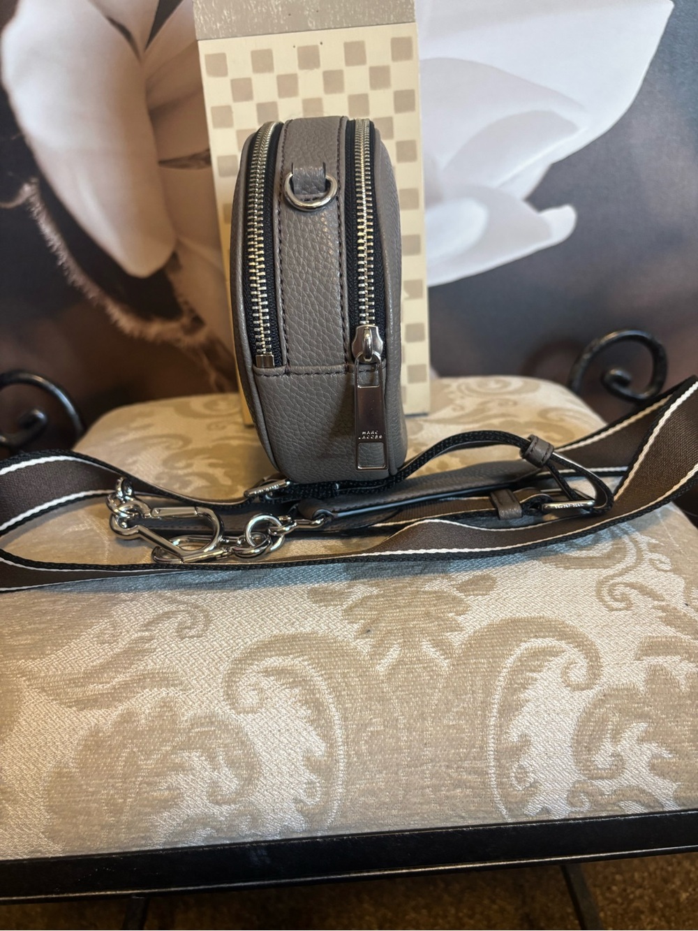 Marc Jacobs Oval Pebbled Leather Crossbody in Gray with Detachable Strap - Picture 6 of 12